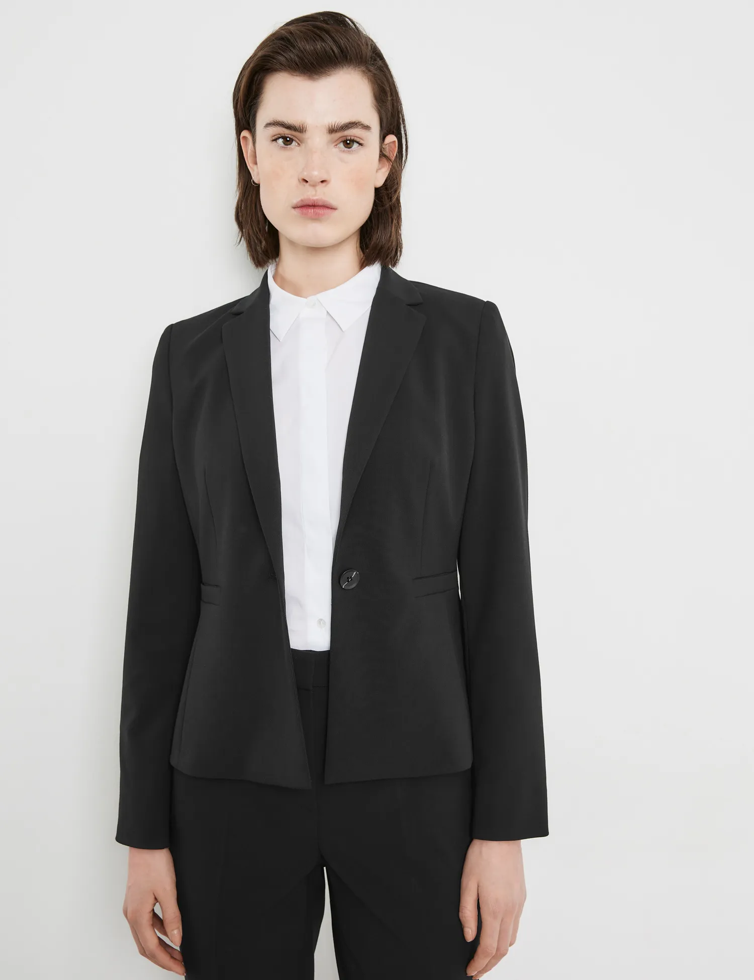 Classic blazer made of crease-resistant fabric