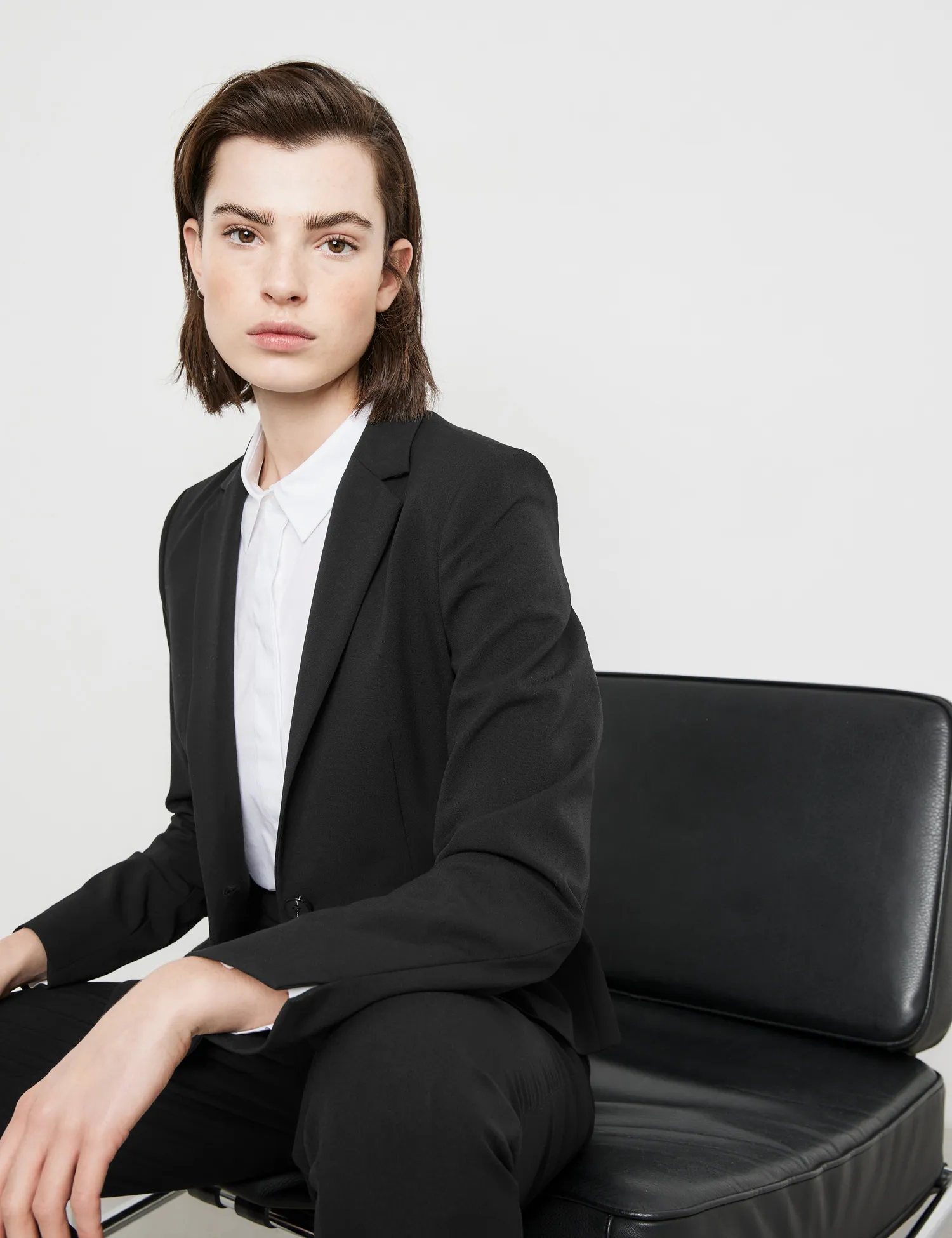 Classic blazer made of crease-resistant fabric