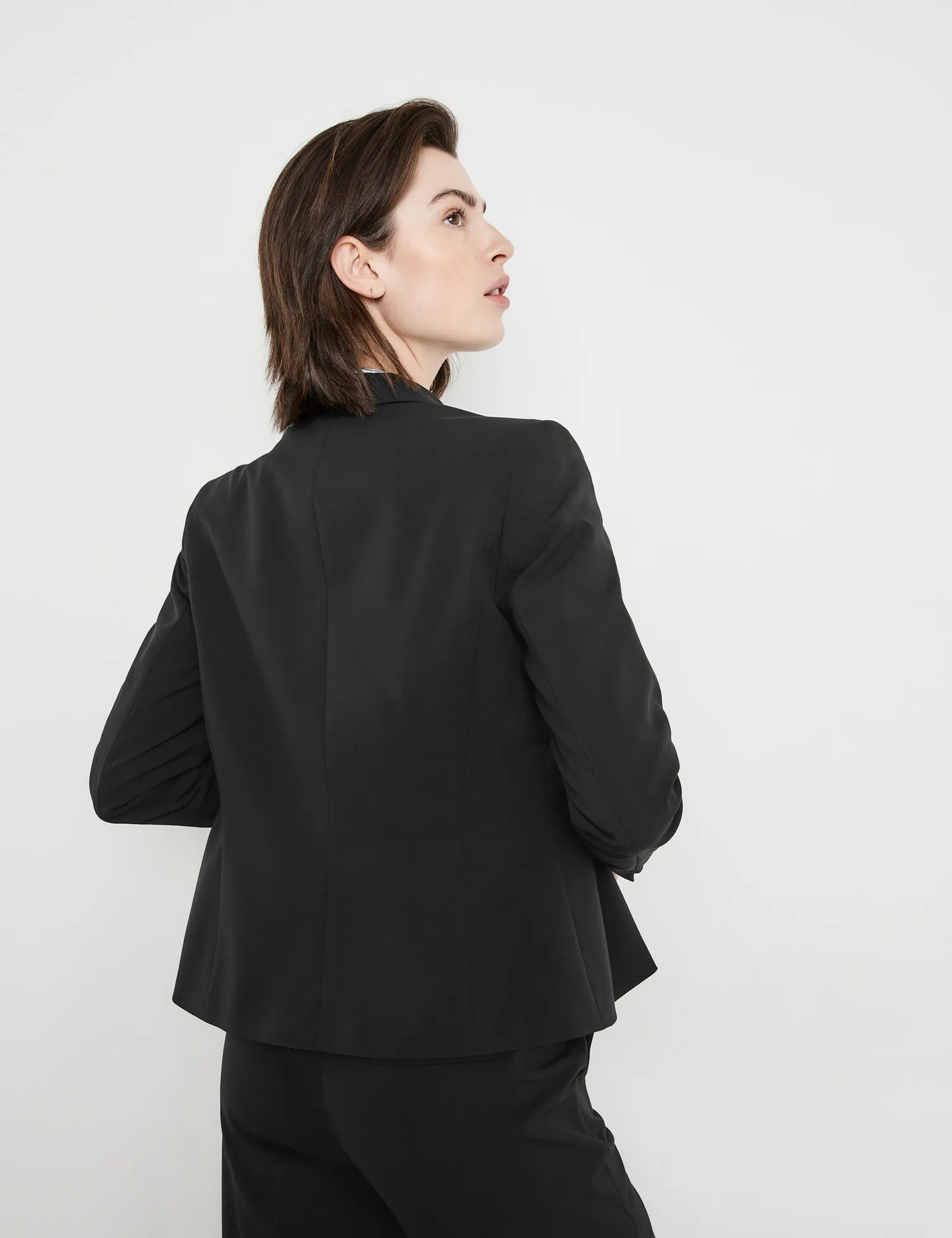 Classic blazer made of crease-resistant fabric