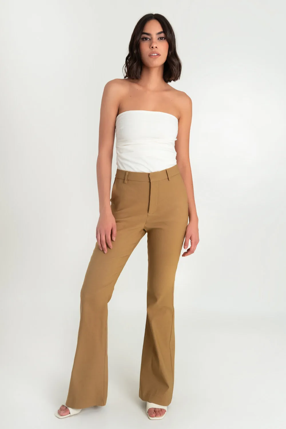 Pantalón ajustado de fit flare tiro alto