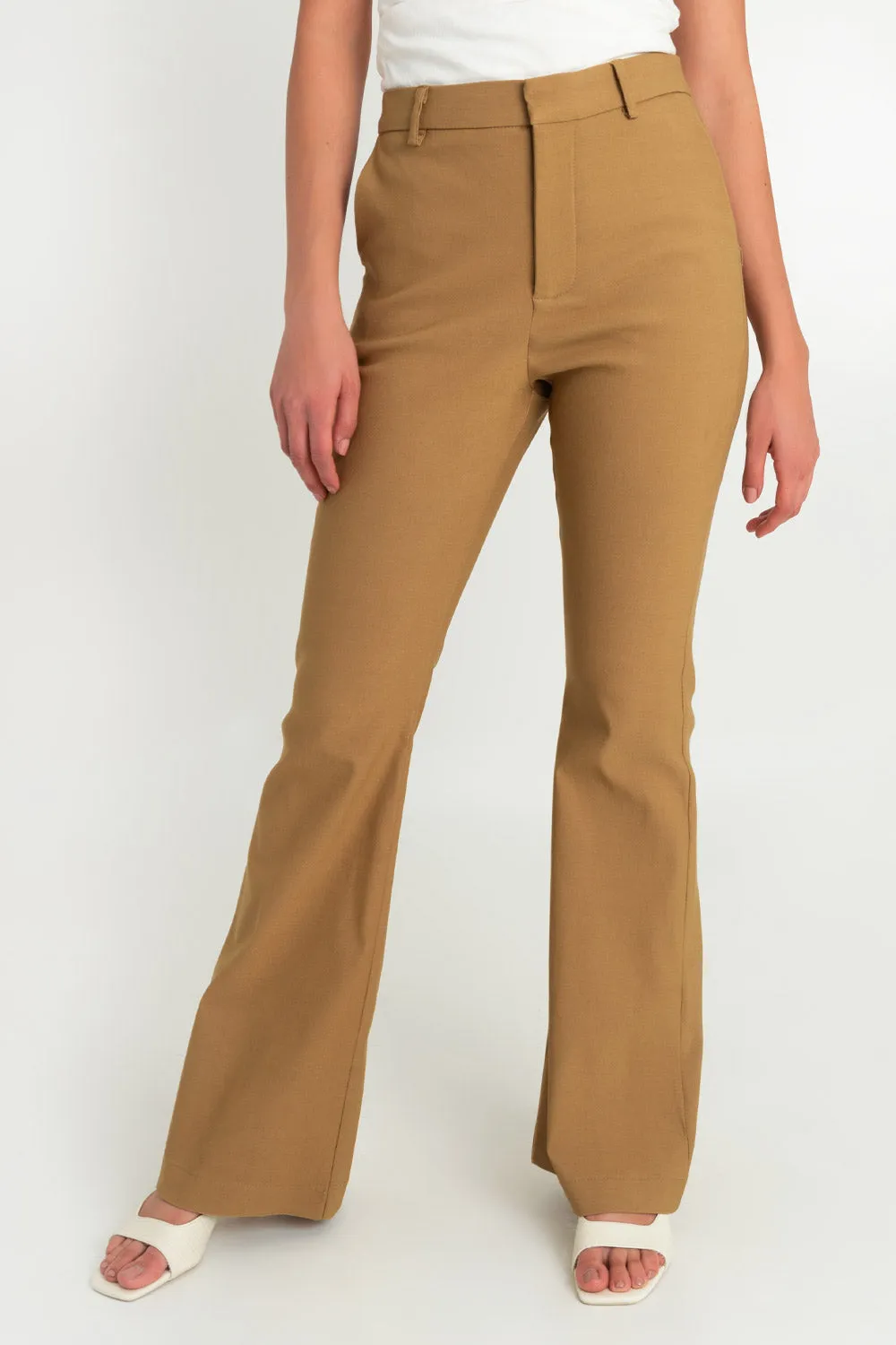 Pantalón ajustado de fit flare tiro alto