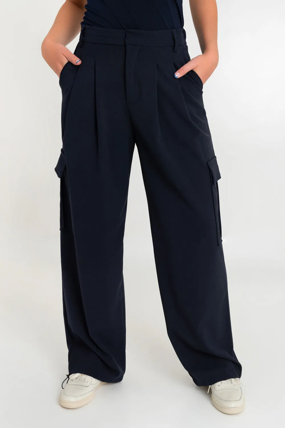 Pantalón cargo de fit fluido con pinzas