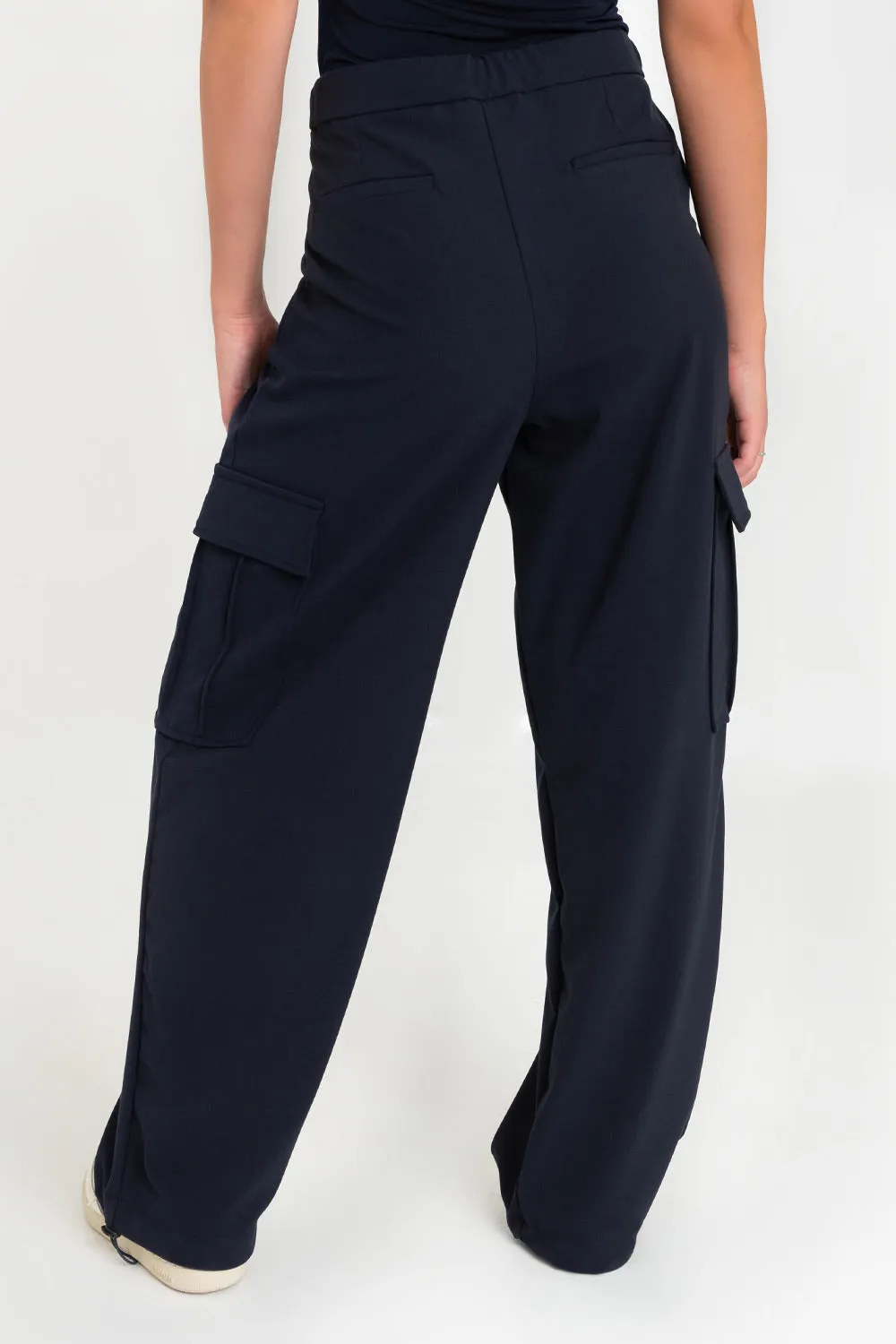 Pantalón cargo de fit fluido con pinzas