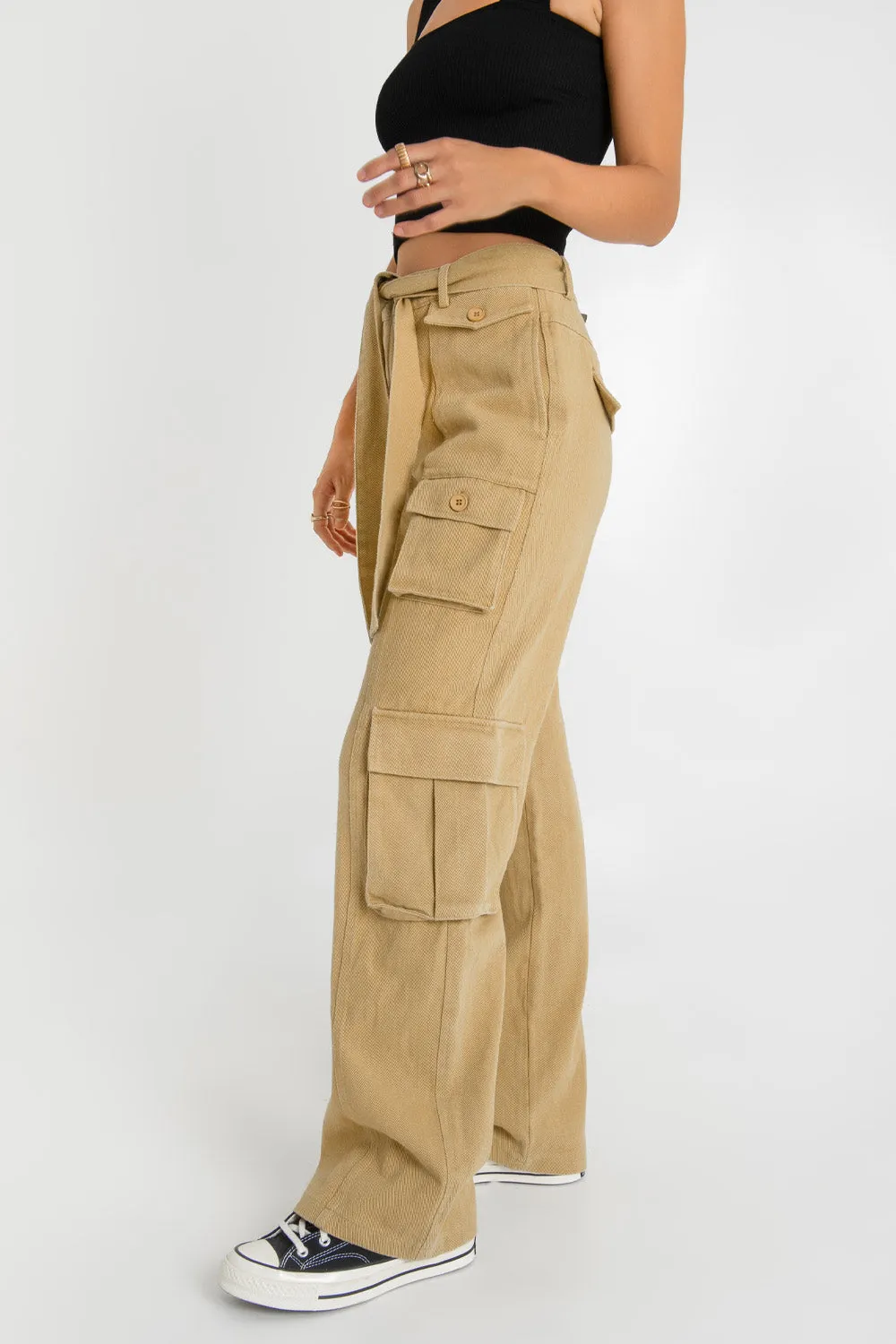 Pantalón cargo wide leg con cinturón