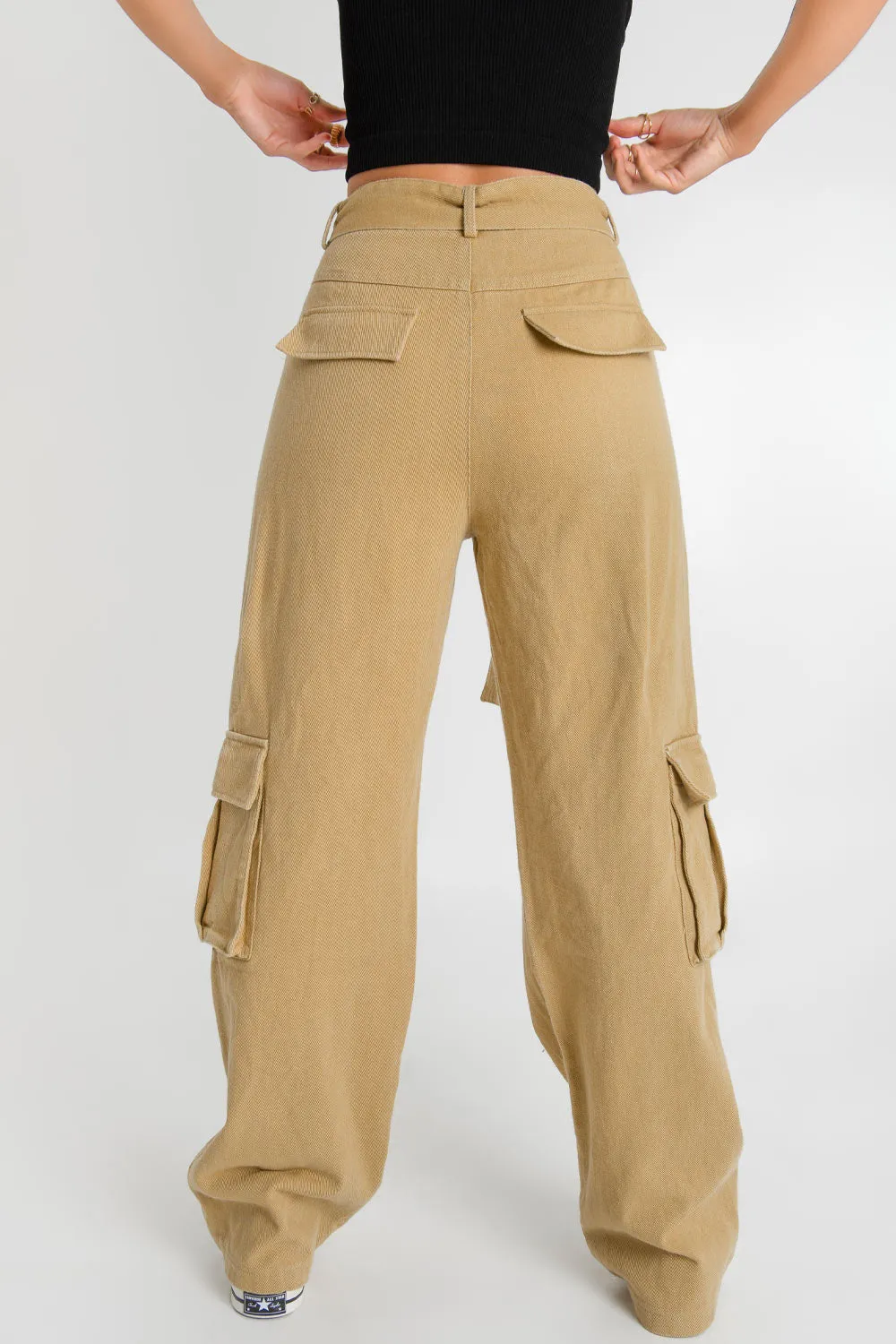 Pantalón cargo wide leg con cinturón