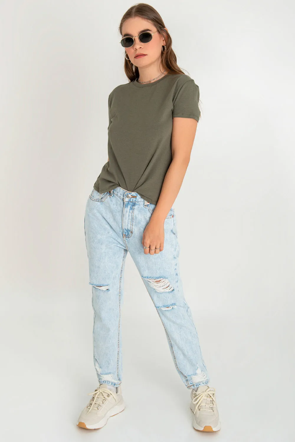 Pantalón cintura alta mom fit denim con rotos