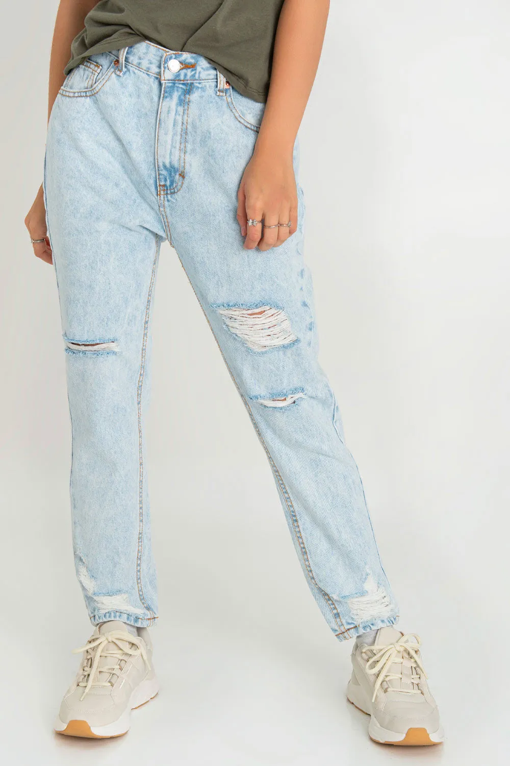 Pantalón cintura alta mom fit denim con rotos