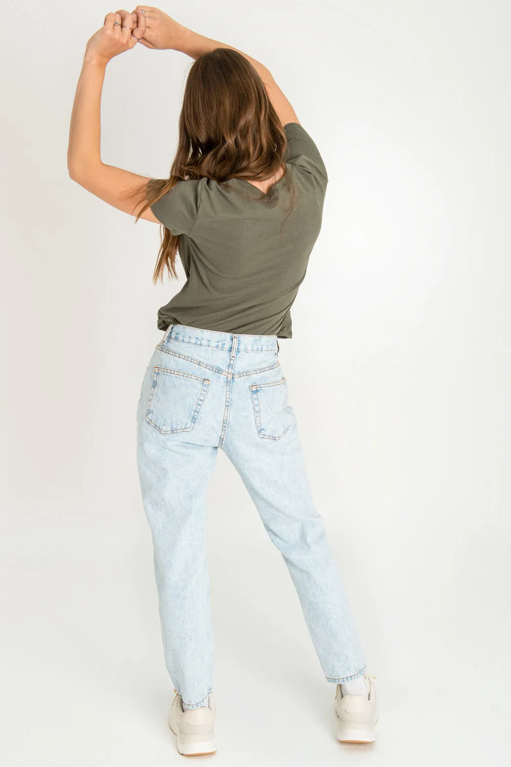 Pantalón cintura alta mom fit denim con rotos