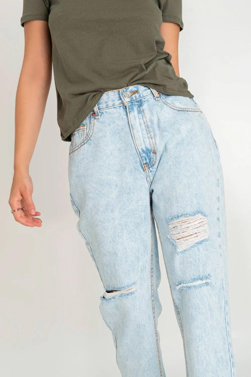 Pantalón cintura alta mom fit denim con rotos