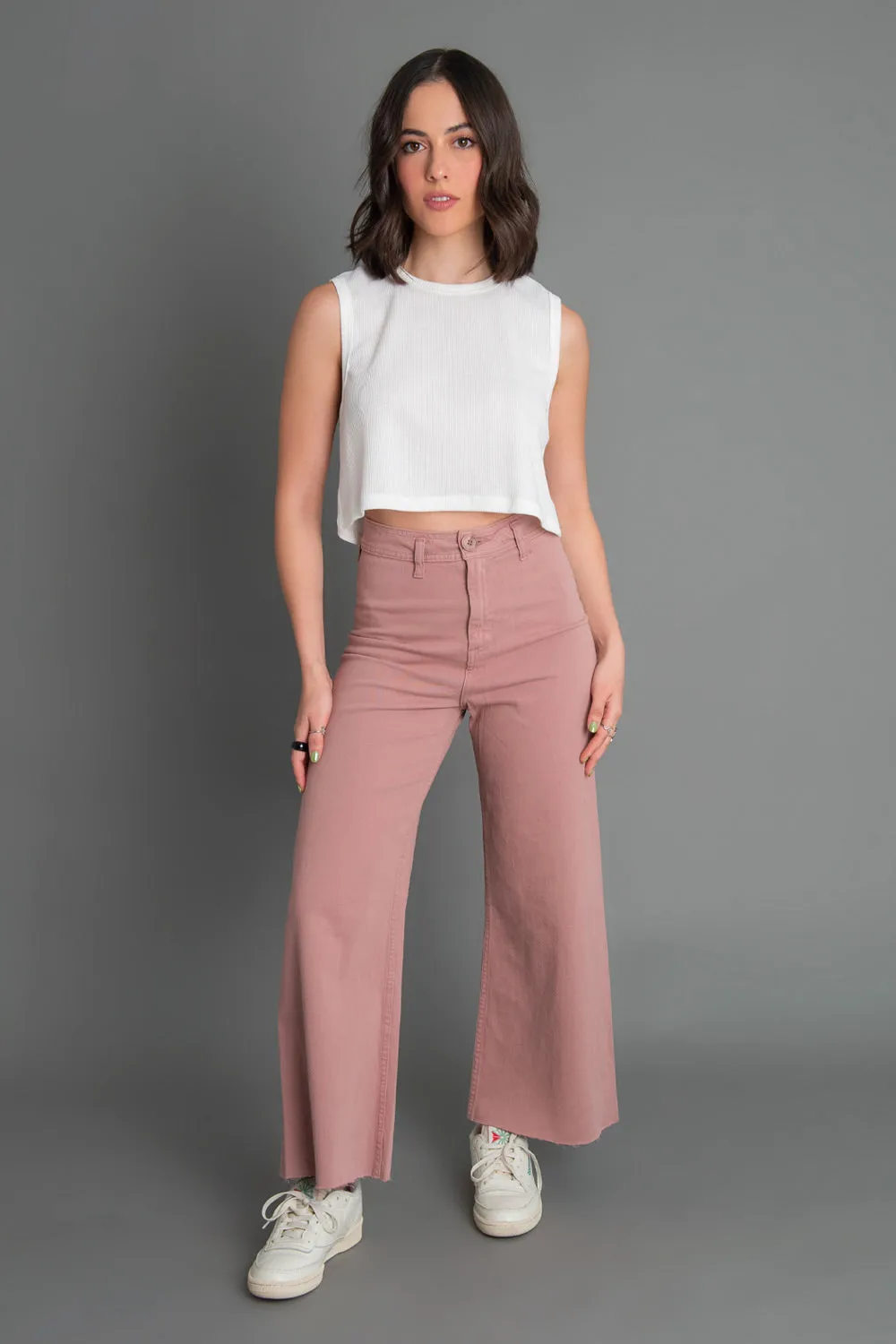 Pantalón de denim fit cropped flare con botón