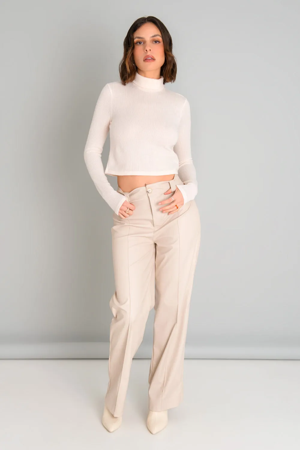 Pantalón de efecto piel fit wide leg con raya