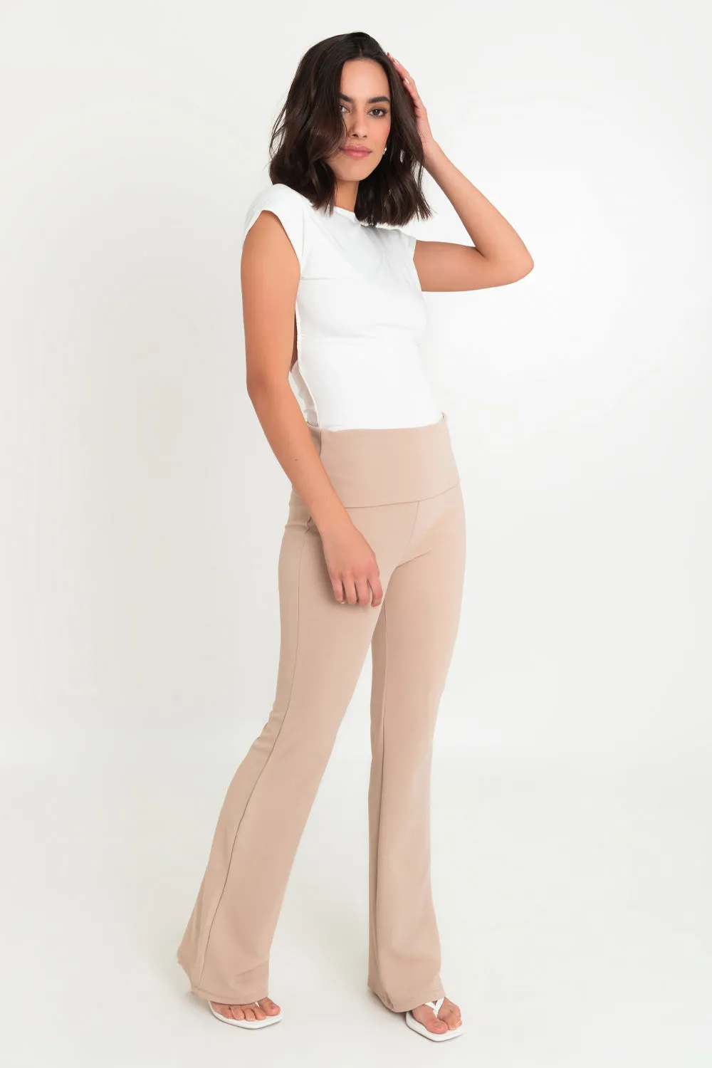 Pantalón de fit flare tiro alto con doblez