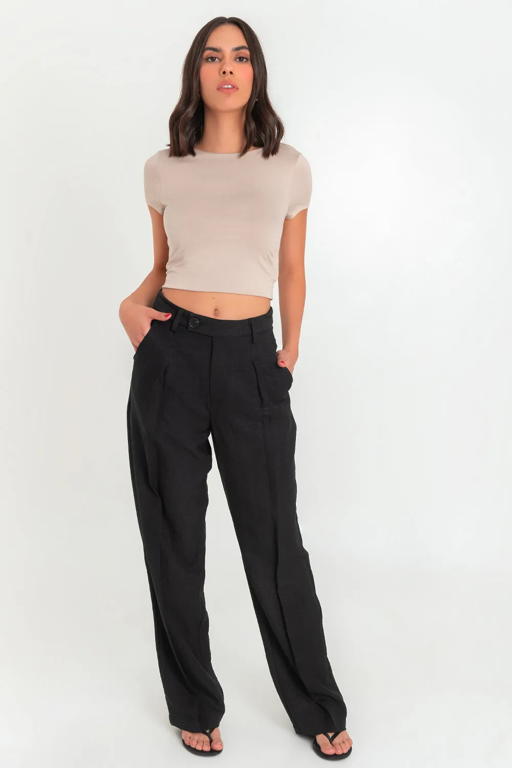 Pantalón de fit wide leg trabilla con botón contraste