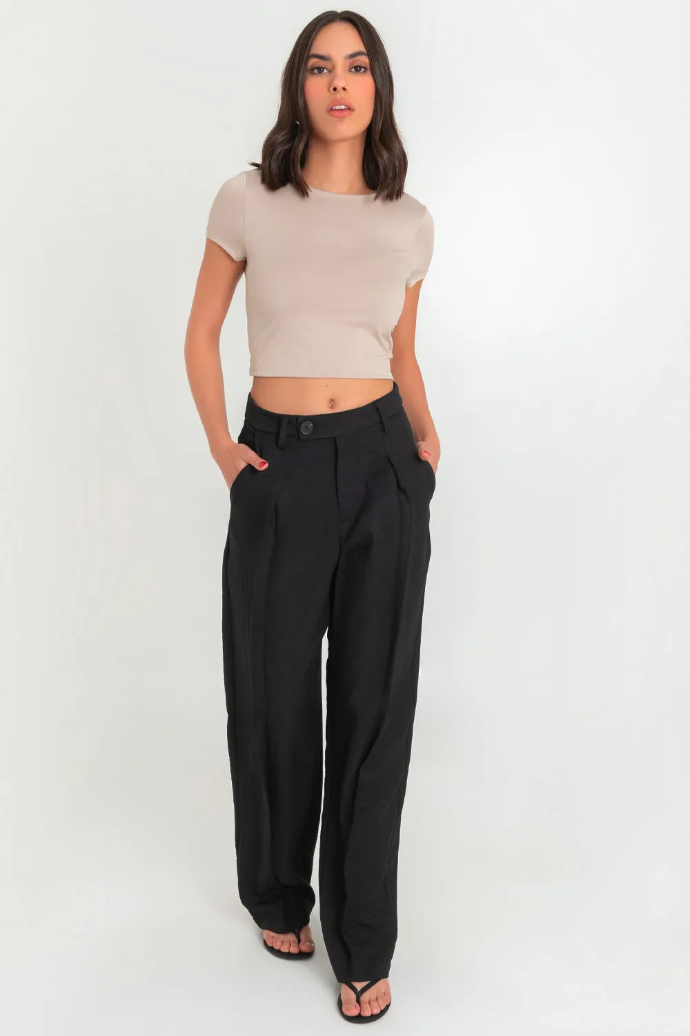 Pantalón de fit wide leg trabilla con botón contraste