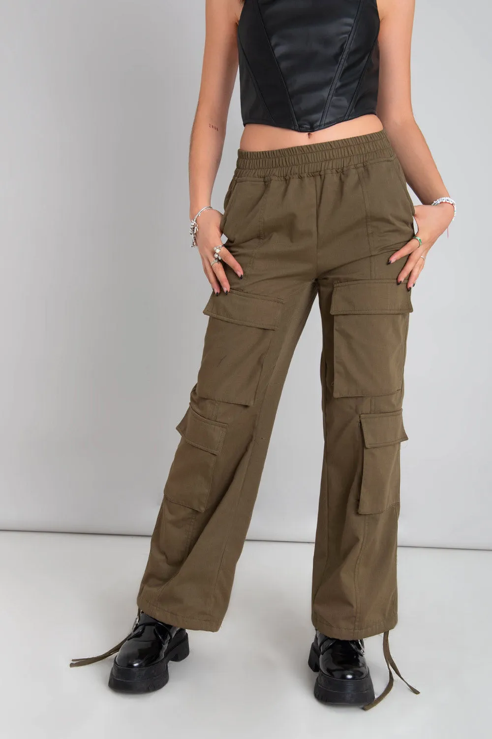 Pantalón jogger cargo fit recto con jaretas