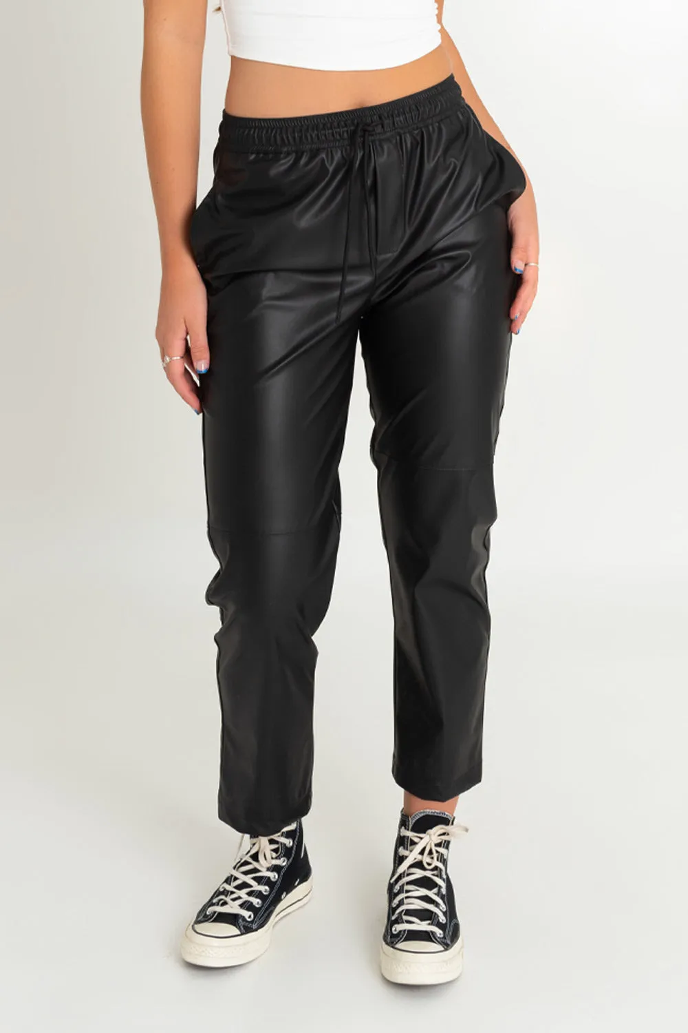 Pantalón jogger de efecto piel fit recto