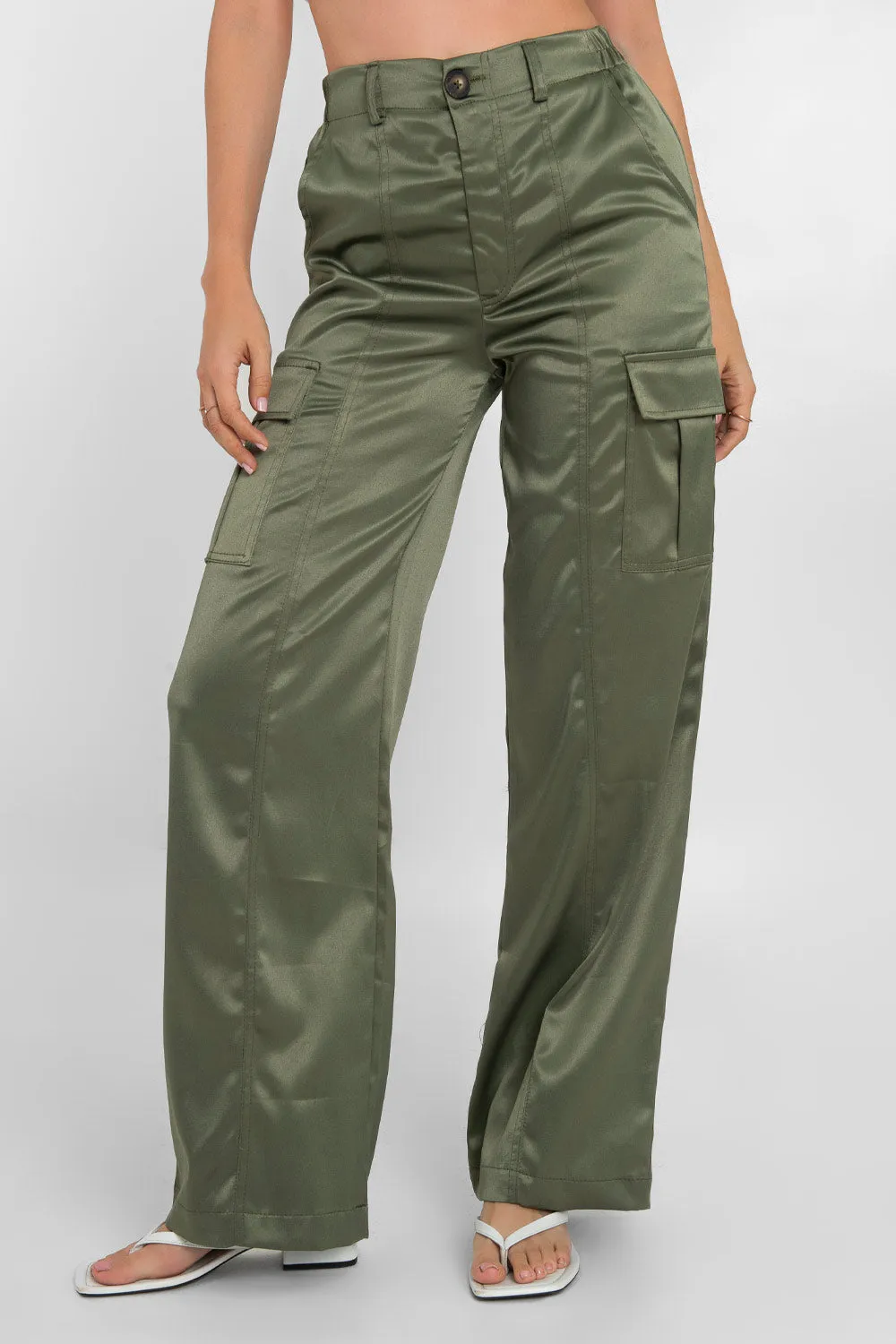 Pantalón satinado cargo wide leg fit