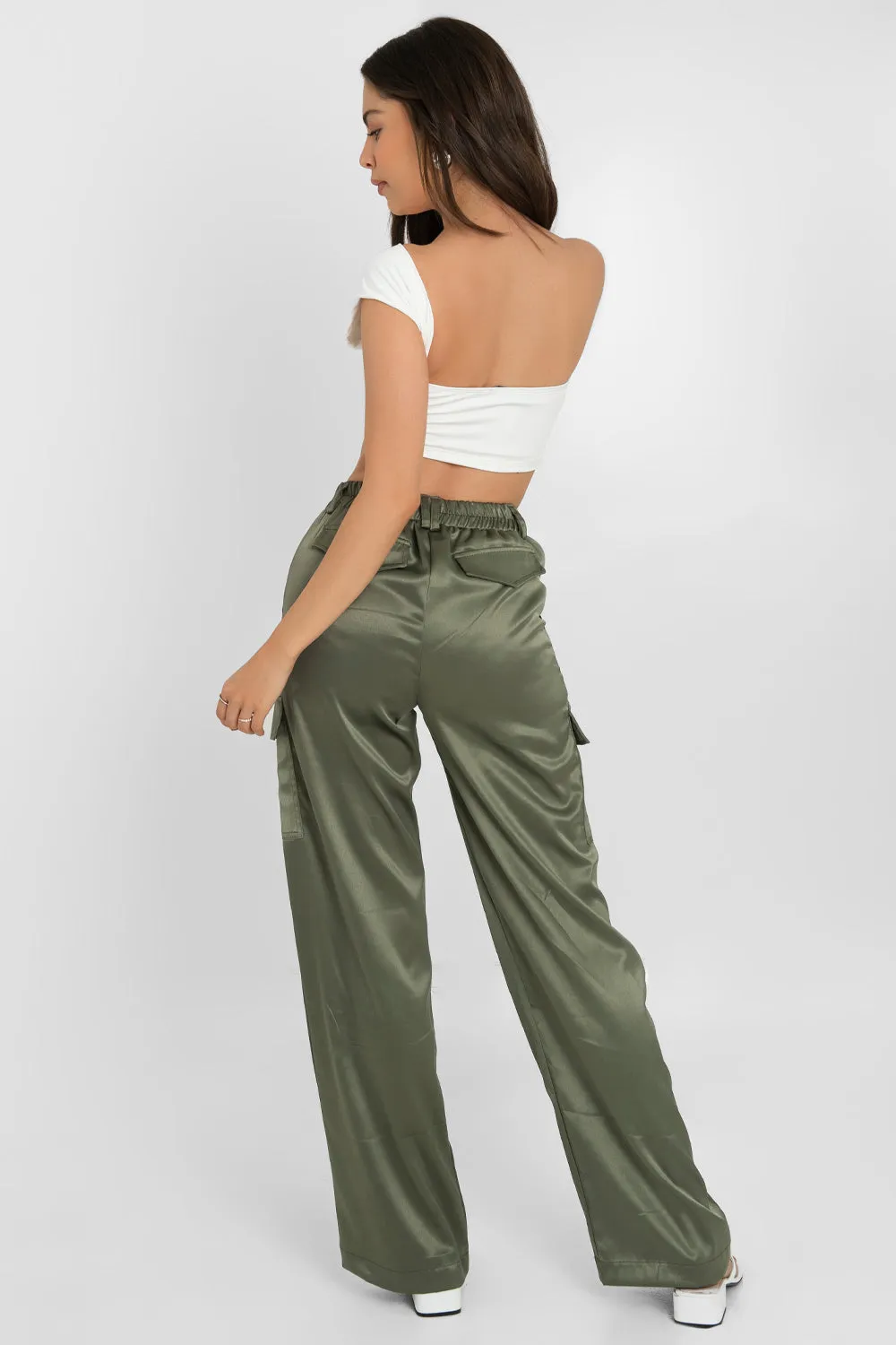 Pantalón satinado cargo wide leg fit