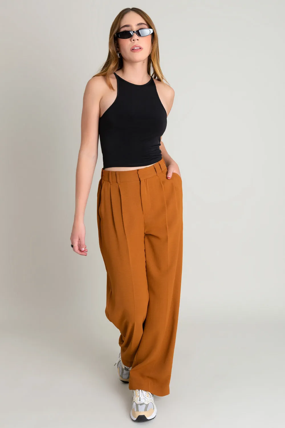 Pantalón wide leg con pinzas cintura alta