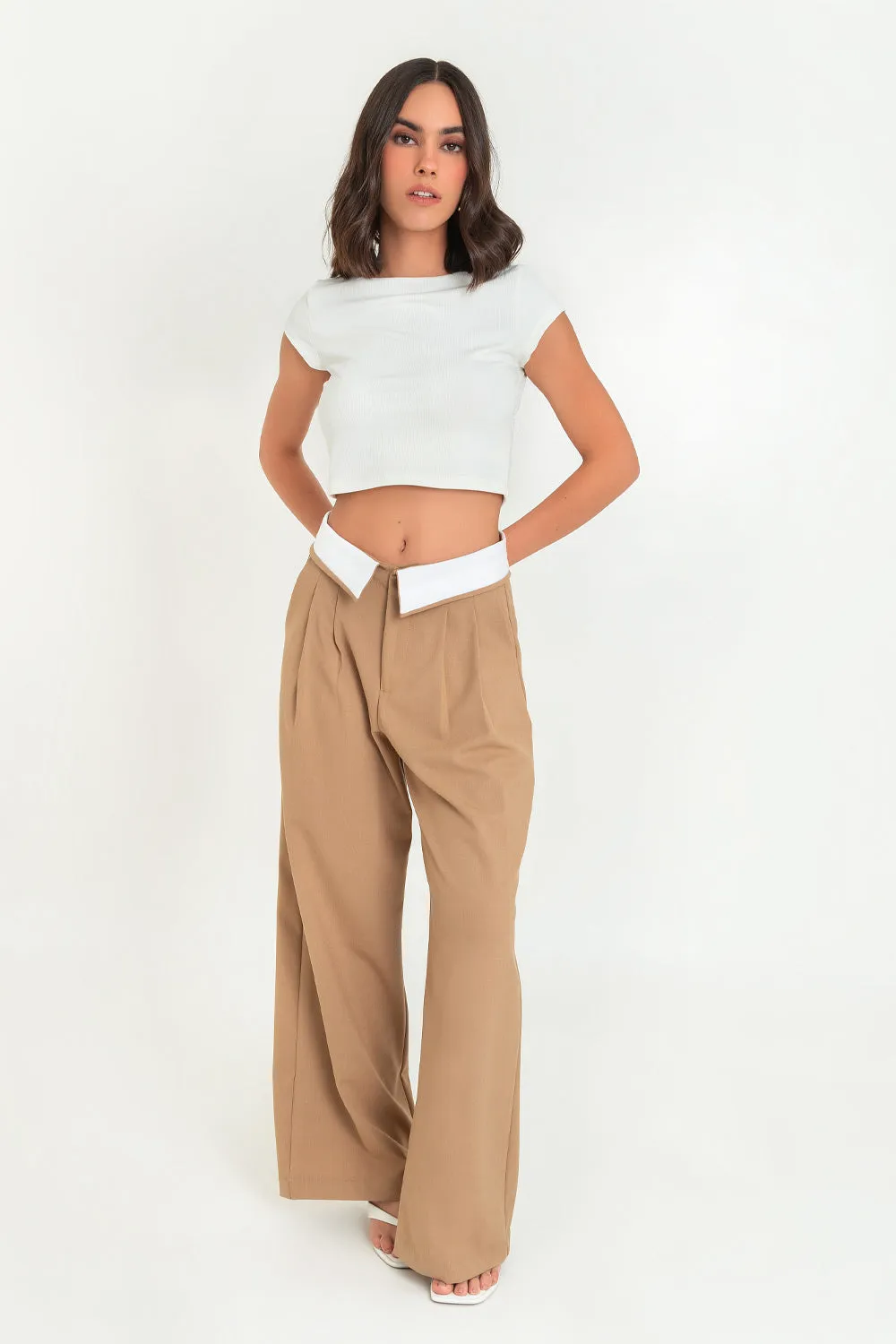 Pantalón wide leg con pinzas pretina contraste