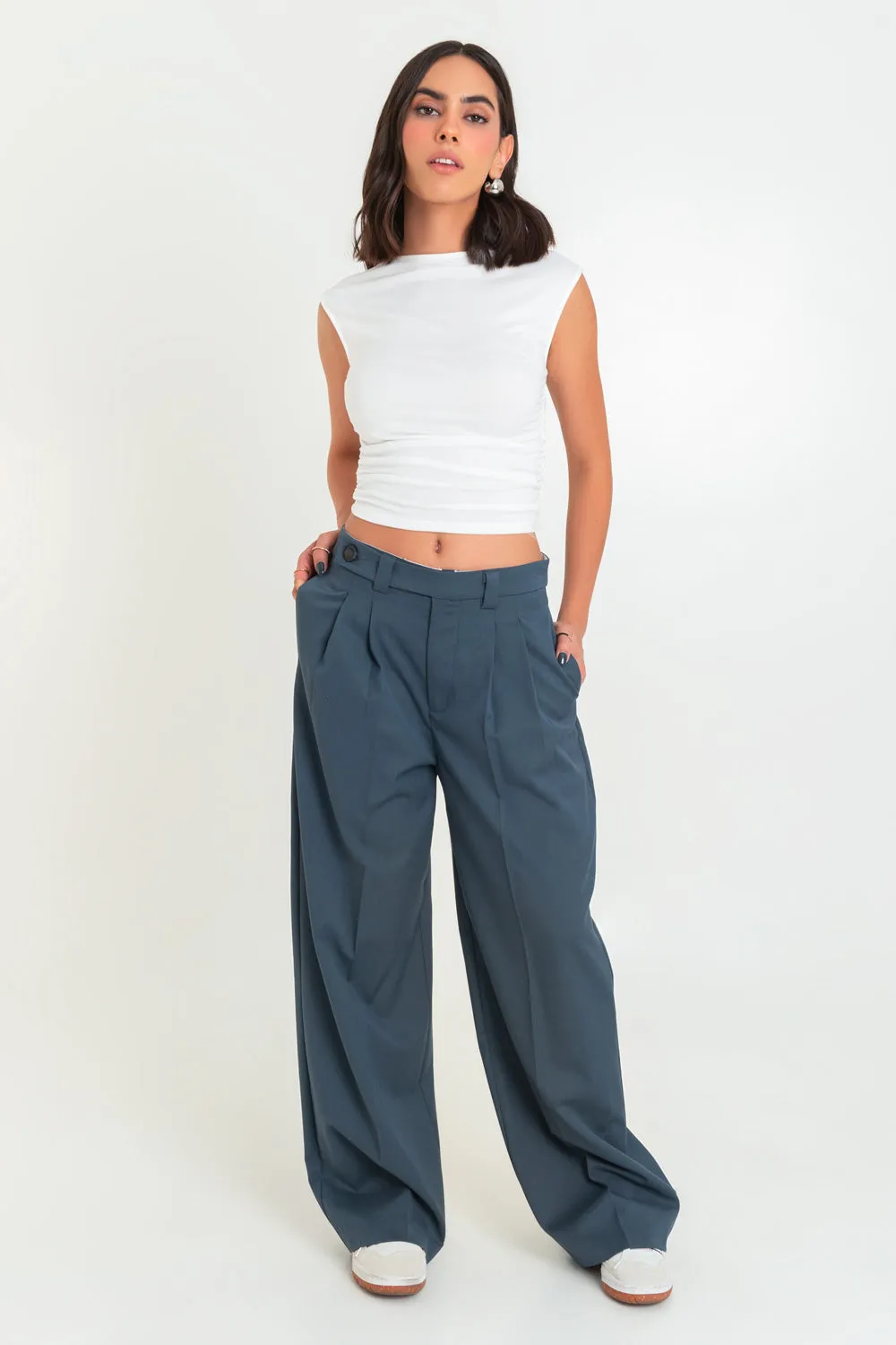 Pantalón wide leg de cintura media con pinzas