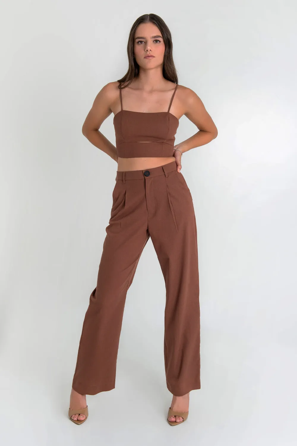 Pantalón wide leg tiro alto con botón en contraste